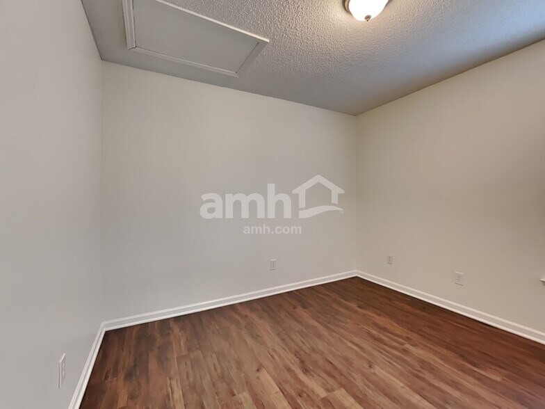 Building Photo - 114 Blue Jasmine Ln