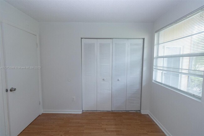 Building Photo - 1237 SW 46th Ave
