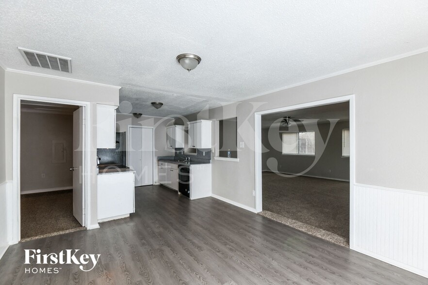 Building Photo - 3630 Williamsburg Dr