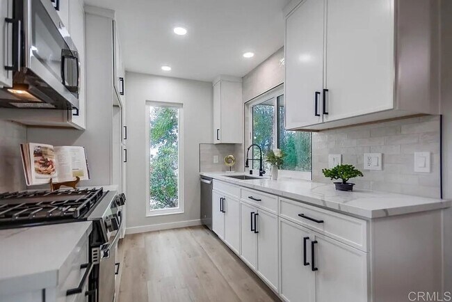 Building Photo - Fully Remodeled 2BR Condo with Designer Fi...
