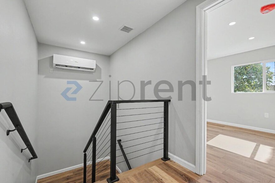Building Photo - Unit