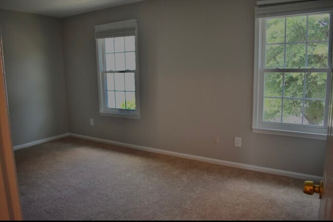 Master bedroom - 5010 Kenilworth Ave