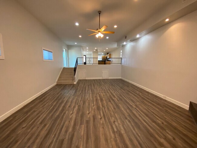 Building Photo - 2032 W Medlock Dr