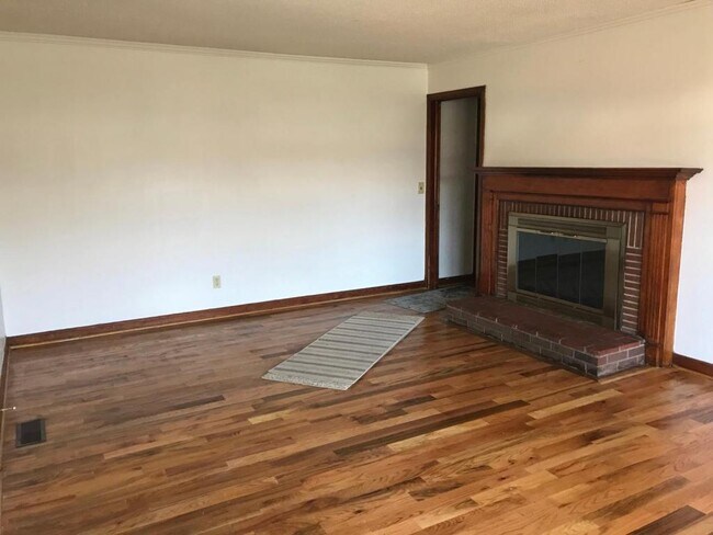Building Photo - 1107 Westmoreland Dr