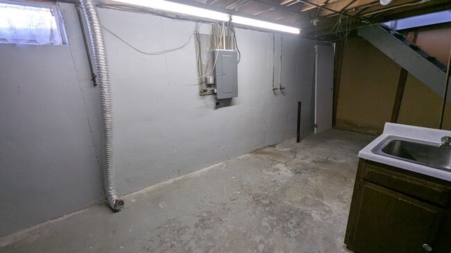 Building Photo - 1750 W 54th St