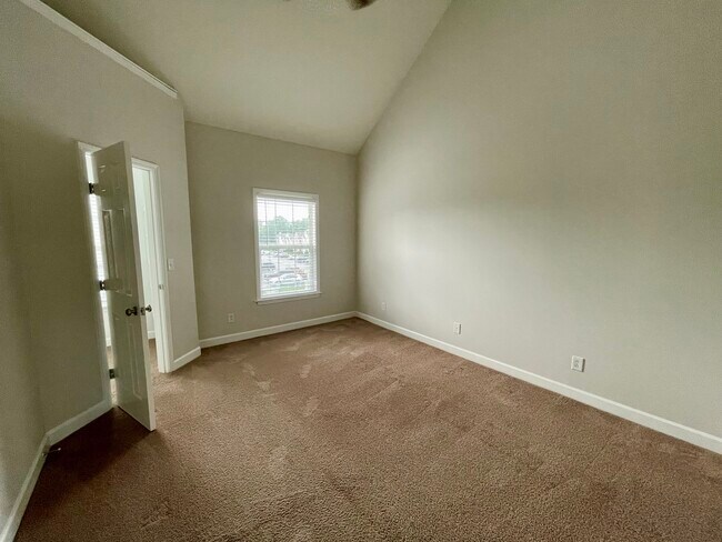 Building Photo - 1047 McKenna Dr