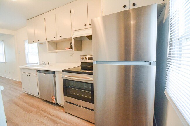Building Photo - Bright & updated 2br Uptown home w/garage!