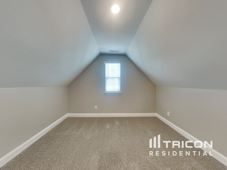 Building Photo - 1013 Wickshire Dr