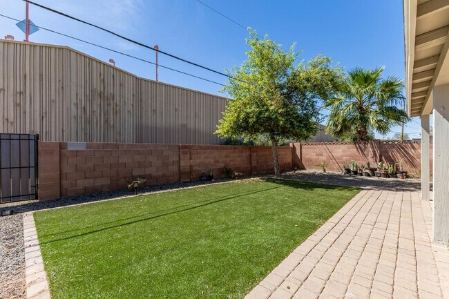 Building Photo - 319 E Riviera Dr