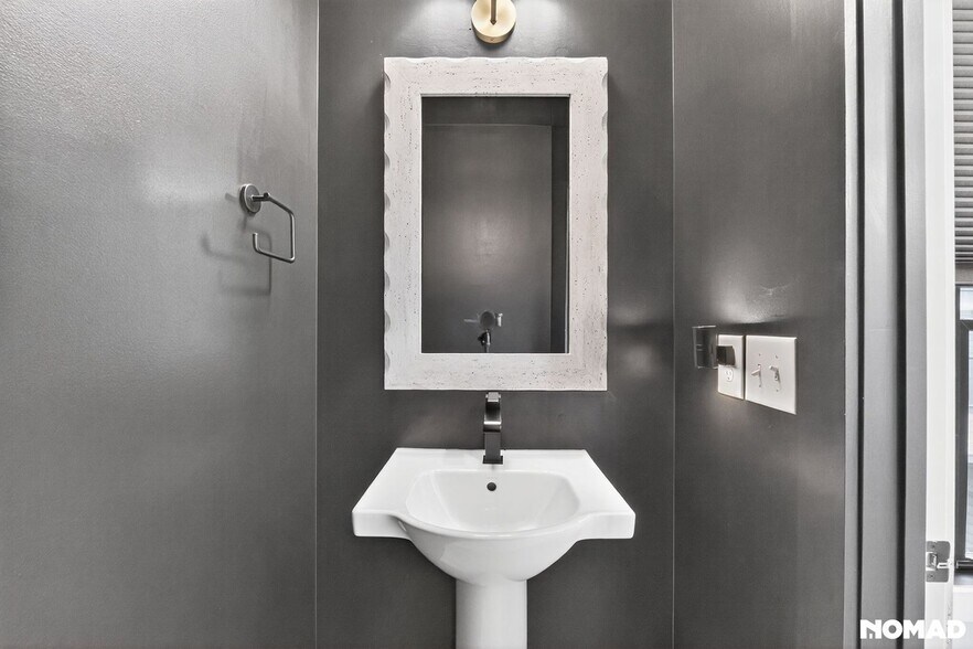 Building Photo - 215 Freeland Ln