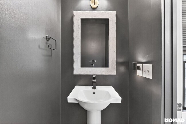 Building Photo - 215 Freeland Ln