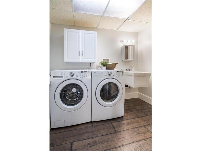 Building Photo - 334 W 5th St