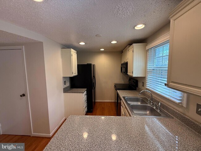 Building Photo - 3288 Wyndale Ct