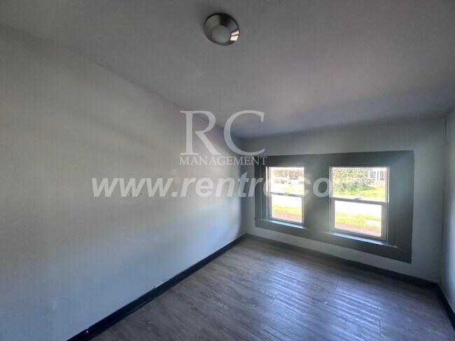 Building Photo - 33 Bismark-