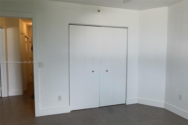 Building Photo - 555 E Dania Beach Blvd