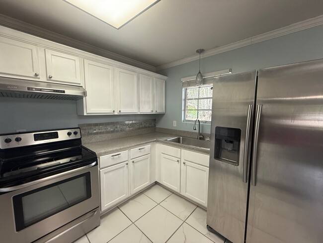 Building Photo - 100 Pineview St