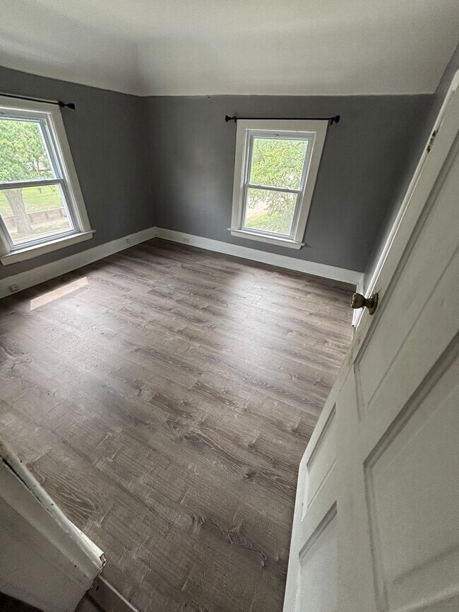 Building Photo - Large 3 Bedroom 1 Bathroom House PENDING