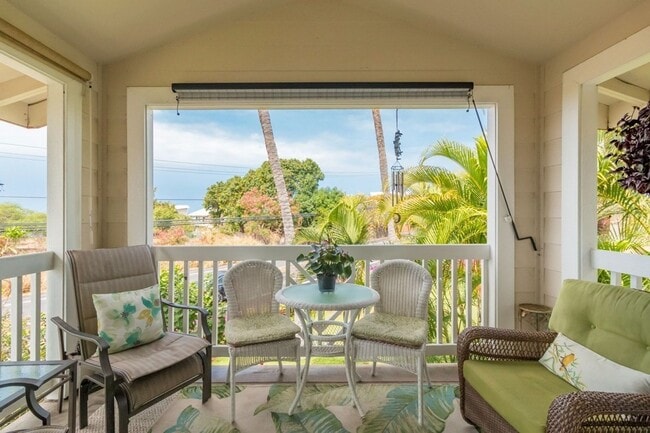 Building Photo - 2 bedroom 2 bath furnished upstairs condo ...