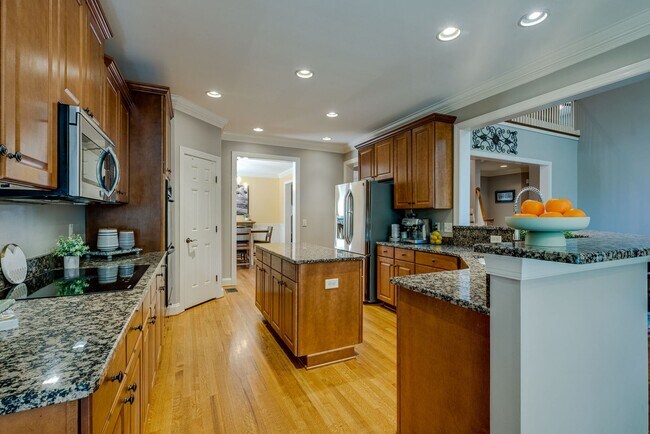 Building Photo - 1306 Camelot Bay