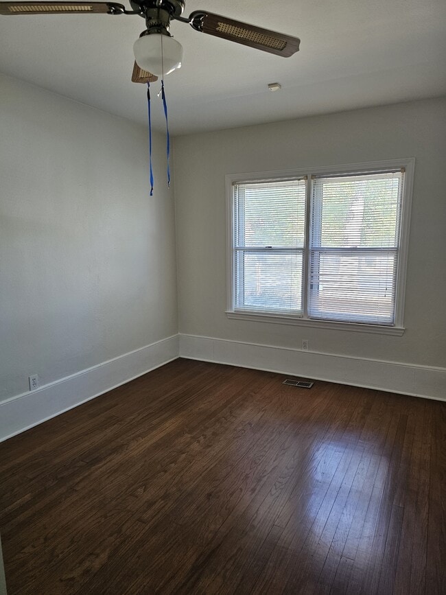 Building Photo - 1222 N Ridge Ave