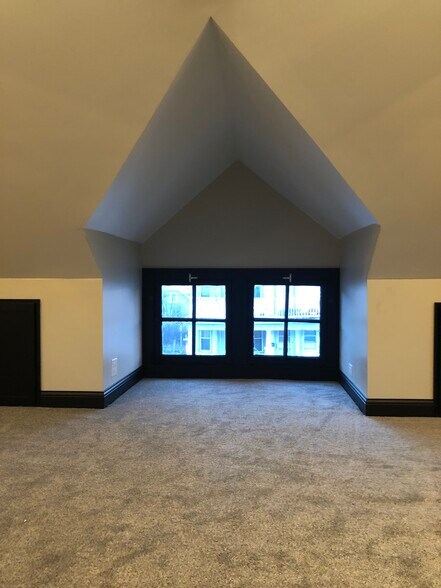 Building Photo - 318 E Deer Pl