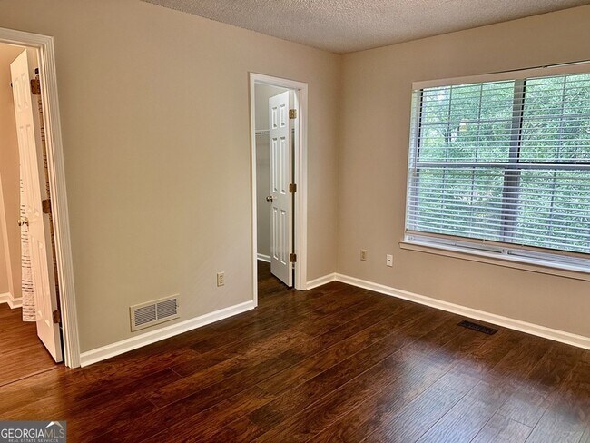 Building Photo - 2290 Fairways Ct