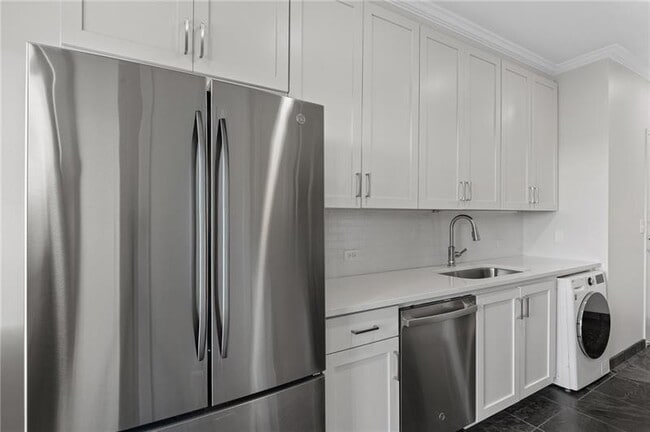 Building Photo - 2575 Peachtree Rd NE