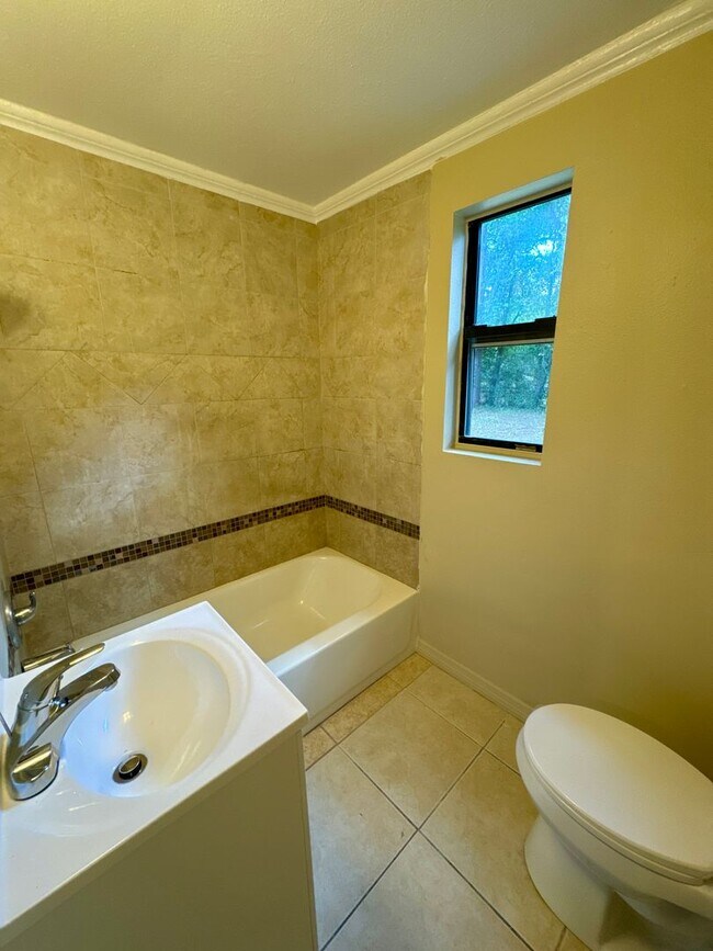 Building Photo - Great 3 Bedroom Available