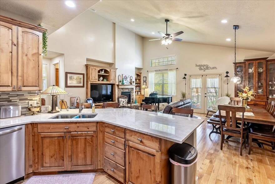 Building Photo - 1747 W Little Willow Cove