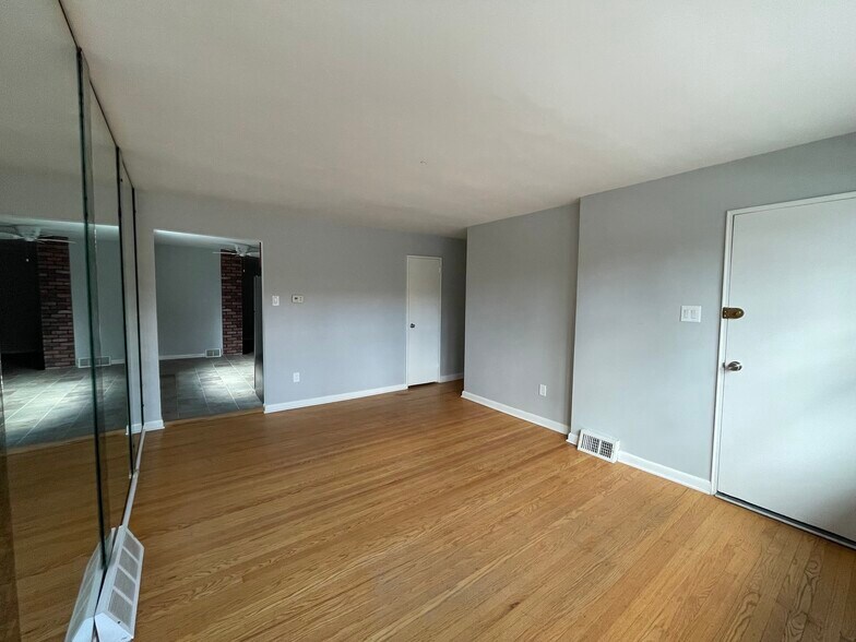 Building Photo - 614 Borbeck Ave