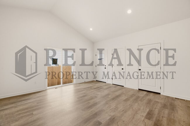 Building Photo - 5249 N Pinecrest Ct