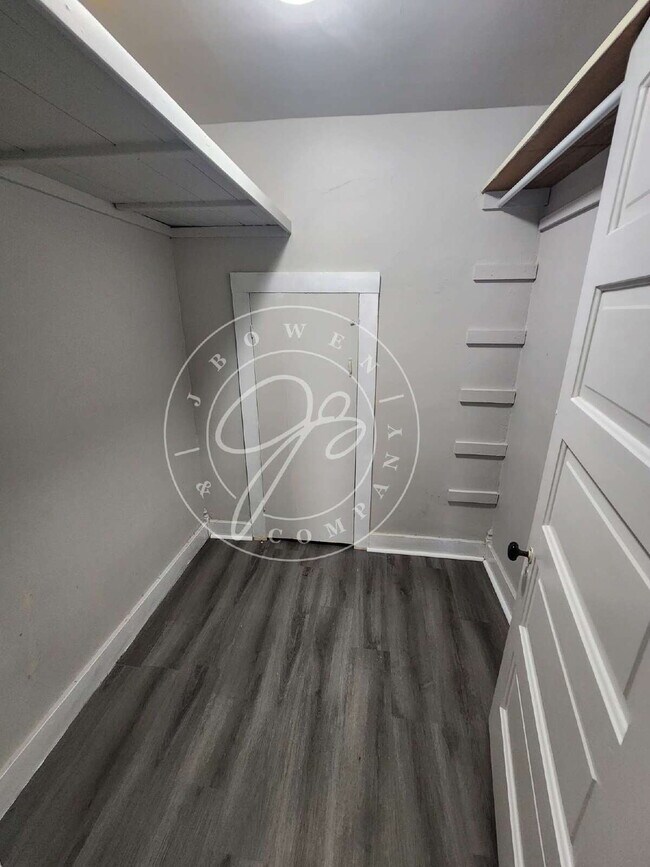 Building Photo - "Charming 2 possible 3-Bedroom Home on Uta...