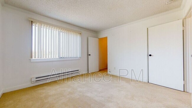 Building Photo - 221 College View Dr