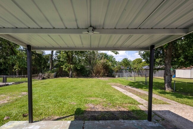 Building Photo - Beautiful 2 Bedroom / 1 Bathroom home in B...