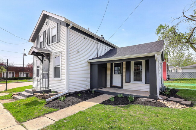 Primary Photo - 10944 Front St