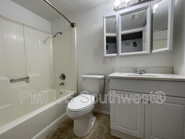 Building Photo - 1435 Bryan Dr