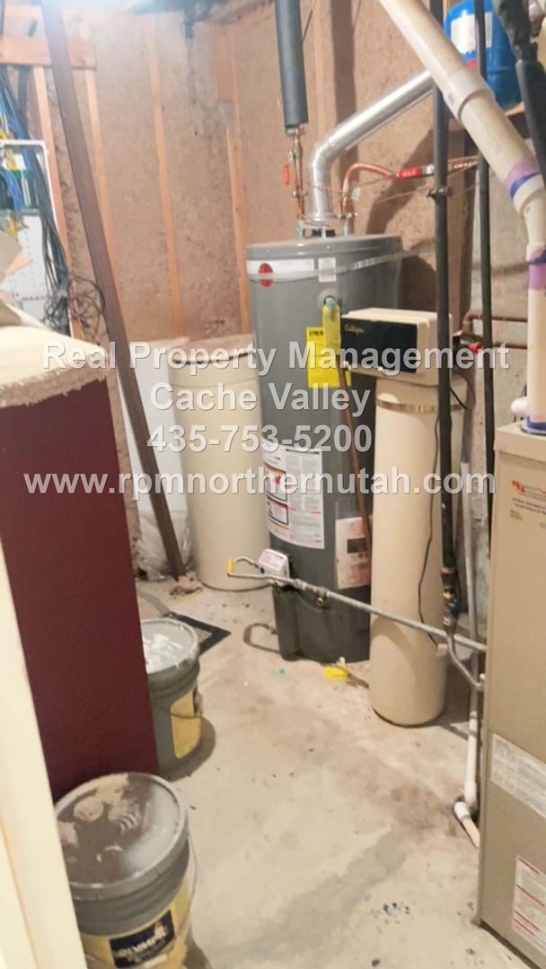 Building Photo - Beautiful 6 bedroom home available for immediate move in!