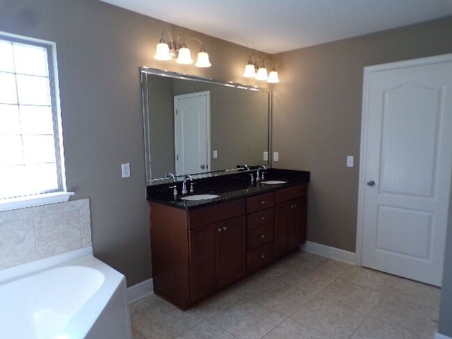 Building Photo - 3624 Laurel Lee Blvd