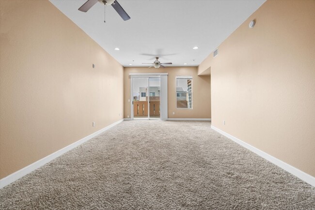 Building Photo - Sought after Park Avenue Condominiums/Top Floor Three Bedroom