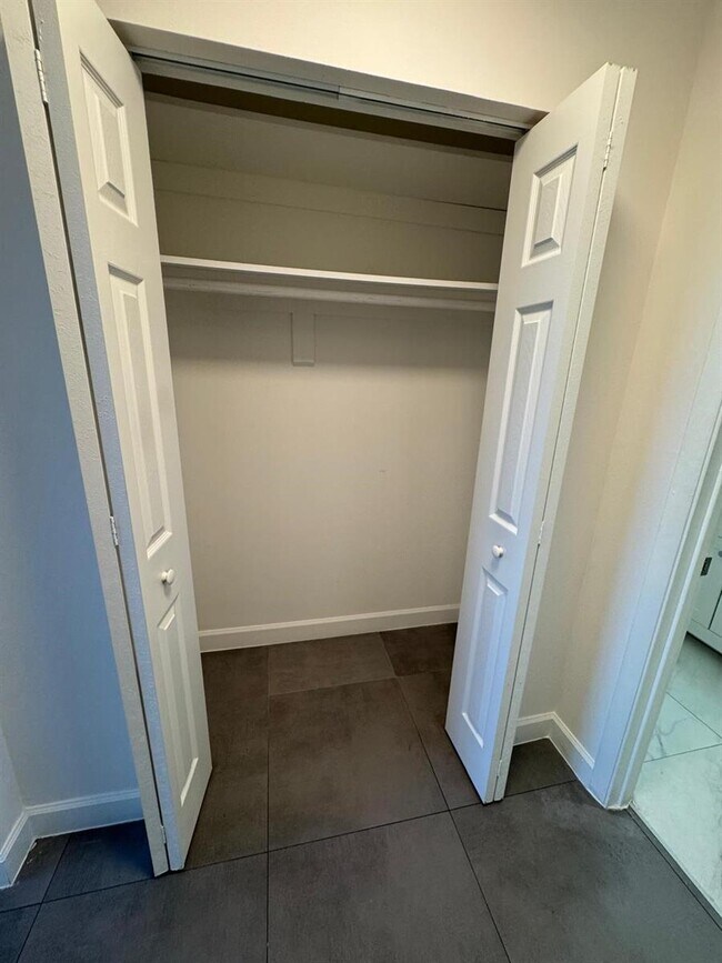 Building Photo - 13390 NE 7th Ave