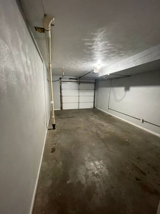 Building Photo - 729 W 61st St
