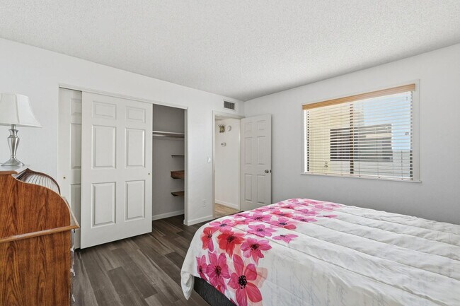 Building Photo - 650 S Arrowwood Way