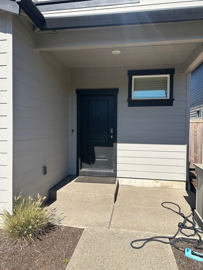 Building Photo - Pet friendly 4 bedroom 2.5 bath house!