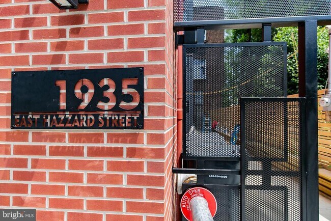 Building Photo - 1935 E Hazzard St