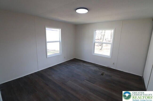 Building Photo - 238 Birchwood Ln