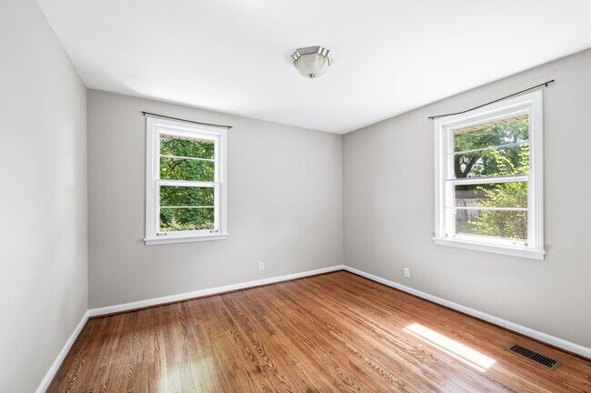 Building Photo - Beautifully Updated 3BR/1.5BA Home in Cove...