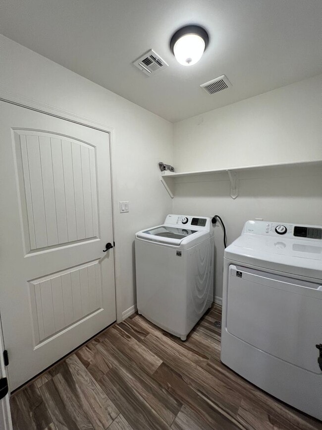 Building Photo - 4 BEDROOM POOL & SOLAR HOME