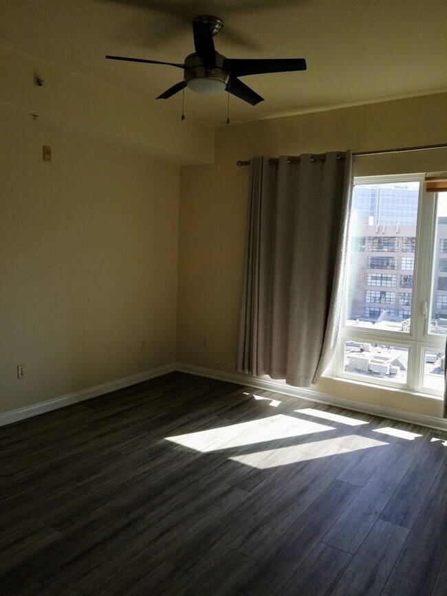 Building Photo - Gaslamp 1 bedroom with View, Wood floors, ...