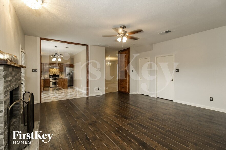 Building Photo - 1055 Waterview Dr