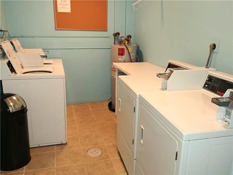 Building Photo - 12 NE 19th Ct